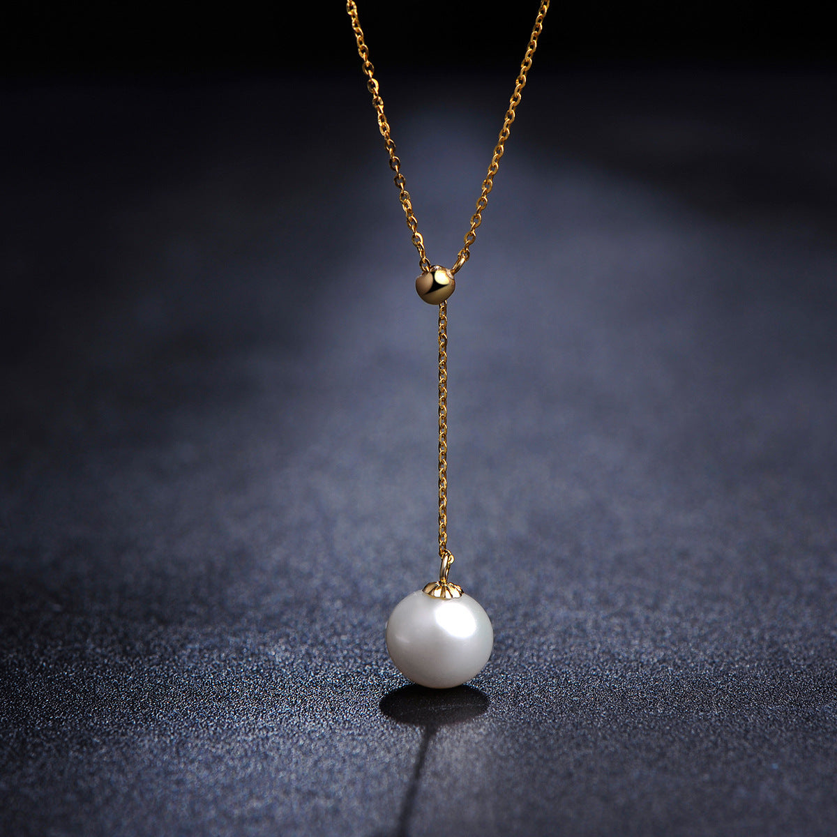 Solid 18K Gold Genuine Freshwater 8-8.5mm Pearl The Moon Necklace